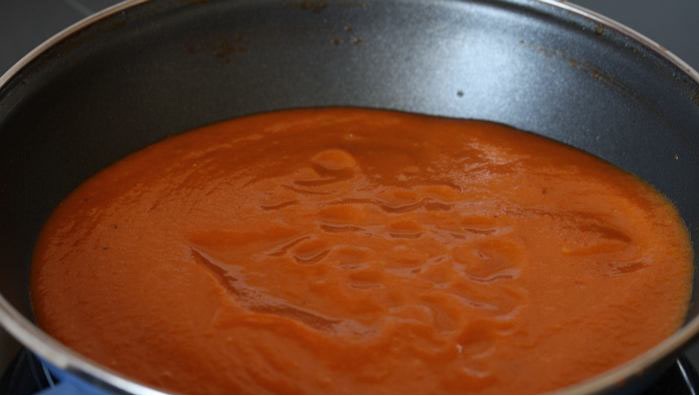 Recipiente con salsa especiada de ketchup